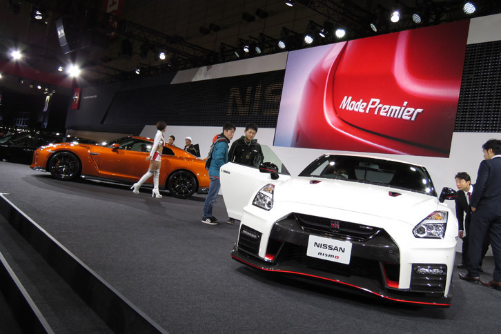 日産ブースの主役はやはり「GT-R」。ステージ上の2台に加え、SUPER GTやスーパー耐久の参戦車両も展示されていた。