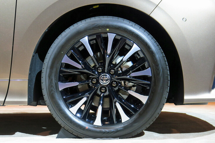 トヨタ・アルファード エグゼクティブラウンジ(タイヤ&ホイール)