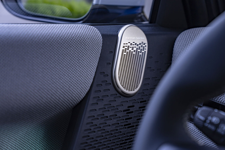「harman/kardonサラウンドサウンドシステム」のドアスピーカー。MINIらしいデザインへの気づかいが伝わってくる。