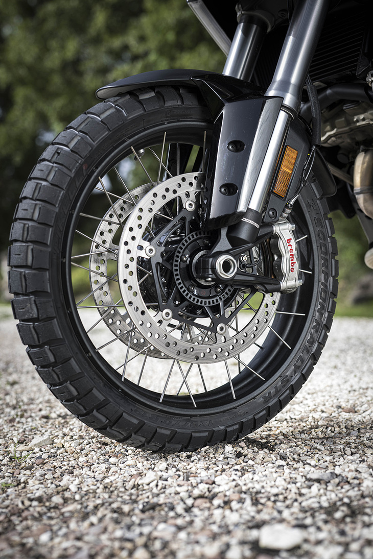 タイヤサイズは前が120/70ZR19、後ろが170/60ZR17。標準装着のタイヤは「ピレリ・スコーピオントレイルII」だが、オフロード走行に供された試乗車には、オプションのスポークホイールとブロックタイプのオン/オフ両用タイヤ「ピレリ・スコーピオンラリーSTR」が装着されていた。