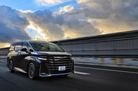 「ヴェルファイア」のボディーカラーは、今のところ「ブラック」(写真)と「プラチナホワイトパールマイカ」の2種類のみとなっている。