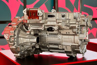 「エレットリカ280」に搭載されるeアクスル。ステランティスとニデックルロア・ソマーホールディングの合弁会社であるEmotorsの手になるもので、280PSの最高出力と345N・mの最大トルクを発生。最高回転数は1万5200rpmとなっている。(写真:嶋田智之)