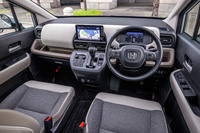 水平基調でクリーンな視界確保をポイントにデザインされた新型「フリード」のインストゥルメントパネル。運転席からの視界の良さや、直感的に使いやすく配置されたスイッチや操作系もセリングポイントとして紹介される。