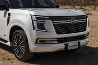 デザインのテーマは「unbreakable(壊れることのない頑丈さ)」。車体がワイドすぎてもはやV字とは呼べないほどだが、日産独自の「Vモーショングリル」の最新発展型とされている。