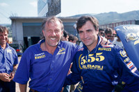 1994年にスバルに加入したカルロス・サインツ(右)。長年にわたりトヨタに所属し、1990年と1992年にドライバーズタイトルに輝いている。