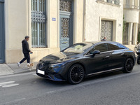 「メルセデス・ベンツEQE」。パリにて2022年10月撮影。