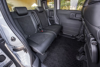 スライド式のリアシートには、チップアップとダイブダウン機構が備わる。従来型比で片側が55mm拡大したショルダールームも新型の自慢だ。左右独立式のアームレストや運転席と助手席後方のシートバックテーブルなども標準で装備されている。