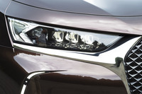 3基の大型LEDが印象的なヘッドランプユニット。ドアロック解除で回転しながら点灯、ドアロックで回転しながら格納というギミックを備えている。