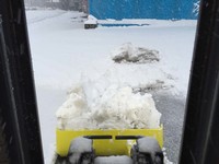 オペレーターシートからの眺め。鋳造ゆえ、金属板を溶接したものよりも強度が高い。爪幅12cmまでのフォークリフトなら車種を問わず装着できるのも売りだ。