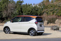 「eKクロス」にはツートンカラーも用意される。