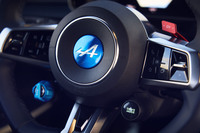 ステアリングホイールもナッパレザー巻き。右スポークの上部にはブースト機能の「OV(オーバーテイク)」ボタンが、下部にはドライブモードセレクターが、そして左スポークの下部には回生ブレーキのレベルを変える「RCH(リチャージ)」ダイヤルが備わっている。