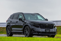 ミドルサイズSUVの試作車のボディーは新型「CR-V」だった。