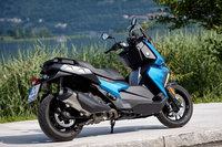 エンジンの排気量は350cc。日本に導入されれば、電動スクーターの「Cエボリューション」と同じく普通二輪免許で運転することができる。