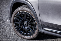 「GLBアーバンスターズ」を示すエンブレムなどは装着されていないため、標準モデルとの判別は難しい。エクステリアではブラックカラーの「20インチAMGアルミホイール」が、数少ない識別ポイントのひとつとなる。