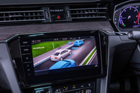 9.2インチのタッチ式モニターに組み込まれた、常時接続の新世代インフォテインメントシステム「ディスカバープロ」が、「パサートTDIエレガンス アドバンス」に標準装備されている。連携する新オンラインサービスの「ウィーコネクト」で、渋滞や駐車場状況などといったナビゲーション関連のオンラインサービスに加え、スマホで車両ドアの開錠/施錠操作も行える。