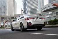 グロスブラック仕立てのリアバンパーは両端がはね上がった大胆なデザインだ。