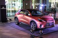 「ビスポークビルド」では、外装にシルバー塗装のフロントバンパーロアモールやリアバンパーロアモール、フィルム加飾のリアピラーガーニッシュを採用。