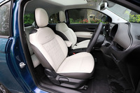 「アイコン」と「オープン」に装備されるリサイクルレザーのシート。エントリーグレード「ポップ」のファブリックシートも、表皮はリサイクル素材でできている。