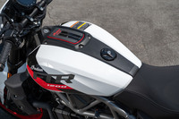 一見、燃料タンクに見えるこちらはエアクリーナーボックスのカバー。低重心化のため、容量12.9リッターの燃料タンクはシートの下に備わっている。