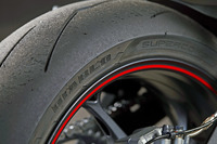 タイヤは「ピレリ・ディアブロ スーパーコルサSP V3」。サーキット走行も想定した、ピレリの最新世代の高性能スポーツタイヤである。