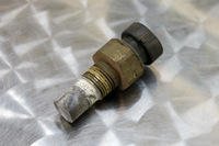 今回のトラブルの原因となった水温センサー。これが壊れたせいで、オーバーヒートしていないのに水温計が異常な温度を示したというわけだ。