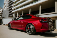 「M240i xDriveクーペ」には最高出力374PS、最大トルク500N・mを発生する3リッター直6ターボエンジンを搭載。0-100km/h加速を4.3秒でこなし、最高速250km/hという優れたパフォーマンスを発揮する。