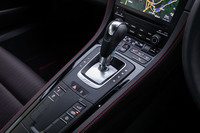 「718ケイマンT」のセンターコンソールパネル。今回の試乗車は、コンベンショナルなレバー式シフトセレクターを採用する右ハンドルの7段PDK仕様だった。6段MTや左ハンドルも選択できる。