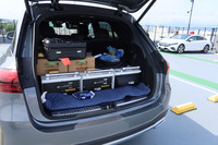 道中、万が一のトラブルに対応すべく、サポートカーの「メルセデス・ベンツGLE」が伴走した。ベルエナジーが扱うポータブル急速充電器「Roadie V2」もスタンバイ。