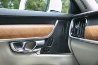 オーディオはharman/kardon製。オプションで、Bowers & Wilkinsのプレミアムサウンドオーディオシステムも選べる。