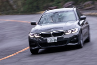 ADAS(先進運転支援システム)も充実している「320d xDriveツーリングMスポーツ」。高速道路などでの運転負荷を軽減する「ハンズオフ機能付き渋滞運転支援機能」が標準装備されている。