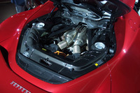 システム最高出力830PSを発生するハイブリッドパワーユニット。バッテリーがフル充電された状態で約25kmのEV走行が行える「eドライブ」モードも採用されている。