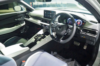 グライダーが滑空するような高揚感を表現したというエクステリアデザインのコンセプトは、インテリアにも引き継がれている。運転席と助手席をつくり分けたコックピット形状も新型「プレリュード」の特徴だ。