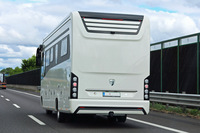 【写真07】スロベニアからやってきた独モレーロ製高級モーターホーム。