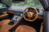 水平基調となるインストゥルメントパネルデザインが採用された「DB12」のコックピット。本革のパートは、レザーインテリアの老舗「Bridge of Weir(ブリッジ・オブ・ワイル)」の手縫いで仕上げられている。