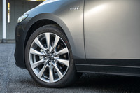 タイヤはこれまで全車共通で「トーヨー・プロクセスR51A」だったが、今回の改良により「スカイアクティブX」搭載車には「ブリヂストン・トランザT005A」が装着されるようになった。