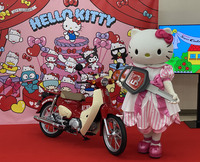 「スーパーカブ50ハローキティ」が報道陣に公開された際には、誕生50周年を迎えたキティちゃんも登場し写真におさまった。