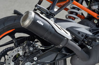 排気系はステンレス鋼のエキゾーストマニホールドにアルミニウム製マフラーの組み合わせ。オプションでアクラポヴィッチ製のスリップオンマフラーも用意されている。