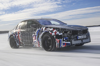 800Vの電気システムを採用し、駆動用リチウムイオンバッテリーの容量は100kWh以上とされる。新しい「iX3」も108.7kWhのバッテリーを積むが、より「パワー重視設計」になっているのが特徴だ。