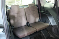 新型「シエンタ」の3列目シート。「フリード」のシートより自然な着座姿勢がとれるものの、ニールームはやや狭くなっている。