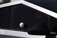 2019年の発表会で「サイバートラック」に鉄球を投げつけ、ガラスを割ってしまったホルツハウゼン氏(車両の強じんさをアピールするデモンストレーションで、本当は割れない予定だった)。2023年12月の納車イベントではそれを意識してか、日和(ひよ)って野球ボールを投げつけるパフォーマンスを披露。会場の笑いを誘った。