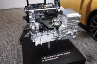 新開発の1.5リッター直4自然吸気エンジン。電動ユニットとセットになっている。