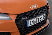 これまで縦横のバーで構成されていた「TTS」のグリルは、ハニカムタイプのデザインに変更された。