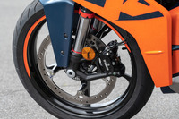 各部の軽量化も新型のトピック。特にバネ下重量については、ホイールの刷新により3.4kg、新しいBYBRE製ブレーキシステムの採用により960gの重量軽減を実現している。