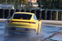 フロントトレッドは「カレラS」「カレラ4S」の両モデルにおいて、46 mm拡大された。カレラSではリアトレッドも39 mm拡大している。今回の国際試乗会では、新しいシャシーを試すために、ウェット路面のコースも用意されていた。