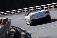 公式発表によれば「ポルトフィーノ」では「カリフォルニアT」よりも車重が80kg軽くなっている。この軽量化とパワーアップされたエンジンによって、動力性能を大きく向上させている。