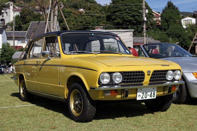 1974年「トライアンフ・ドロマイト・スプリント」。そもそも65年にFFサルーンとして誕生した「トライアンフ1300」のボディーを流用して、72年に登場したFRサルーンが「ドロマイト」。「スプリント」はSOHC 16バルブ2リッターエンジンを積んだ高性能版で、BMWイーターを標榜(ひょうぼう)した。日本には正規輸入されておらず、非常に珍しい。