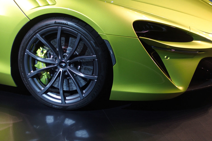 タイヤは「アルトゥーラ」専用開発の「ピレリPゼロ」が装着されている。サイズは前:235/35ZR19、後ろ:295/35ZR20となる。