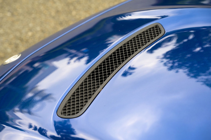 直下に直6エンジンが収まるボンネットはパワードーム付き。メッシュのエアアウトレットも備わっている。