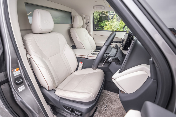 フロントシートは、セミアニリン仕上げの本革表皮で仕立てられている。運転席は8Way、助手席は4Wayの電動調整機能付きで、いずれもベンチレーションとヒーター機能を内蔵している。