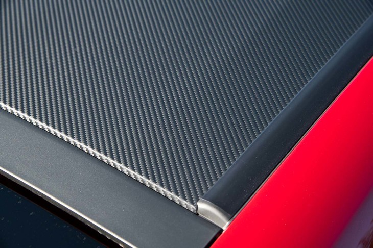 カーボンルーフはエントリーグレードの「RS」も含めた全車に標準装備される。